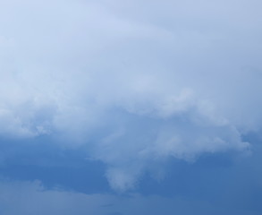 Bedrohliche Gewitterwolken am Himmel