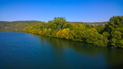 Flusslandschaft im Sommer