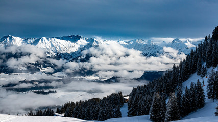 Blick über das schneebedeckte Allgäu bei Oberstdorf