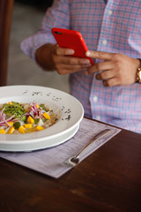Hombre tomando foto a su comida 