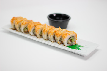 Rollo de sushi envuelto en cangrejo 