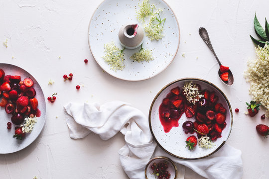 Salade de Fruit Rouge et Coulis de Fruits pour l'&eacute;t&eacute;. Fraise, Cerise, Groseille.