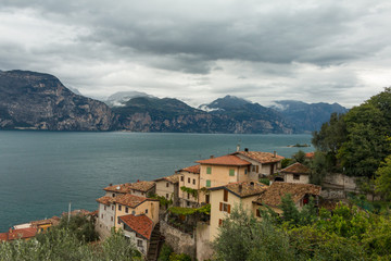 Fototapeta na wymiar view of the town in italy garda lake