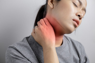 Woman with pain in neck.