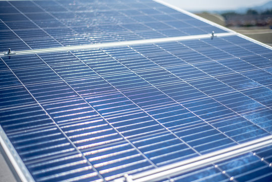 paneles solares de energia para captar los rayos del sol y convertirlos en electricidad en azotea 