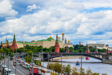 Obraz premium View of the Moscow River and the Moscow Kremlin with golden domes of cathedrals. Moscow, Russia.