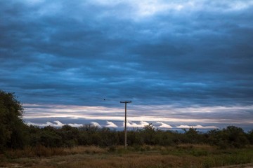 Obraz premium Tramonto con nuvole cariche di pioggia a Villa De Soto, Cordoba, Argentina