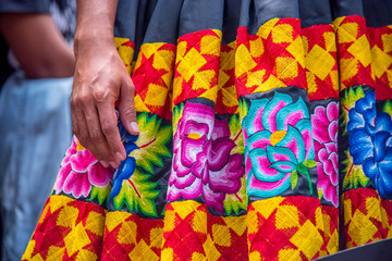 falda bordada de oaxaca con mano latina traje de oaxaca, istmo de tehuantepec