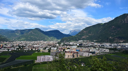 Fototapeta na wymiar Blick über Bozen - Südtirol - Panorama - Urlaubort
