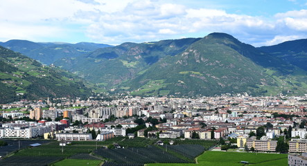 Fototapeta na wymiar Blick über Bozen - Südtirol - Panorama - Urlaubort