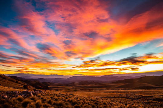 Splendida alba a Tres Piedras, nella riserva naturale Famatina, La Rioja, Argentina