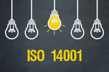 ISO 14001 / Tafel mit Glühbirnen