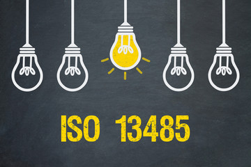 ISO 13485 / Tafel mit Glühbirnen