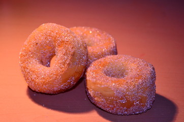 3 donas azucaradas de plastico