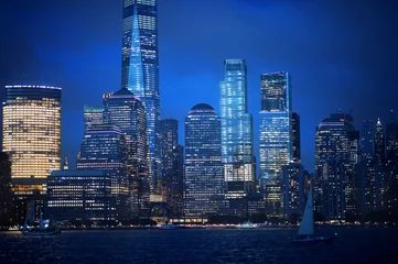Skyline von New York mit beleuchteten Gebäuden © aletia2011