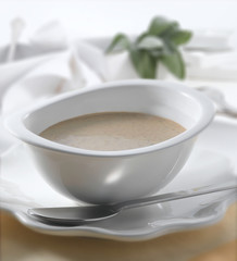 CREMA DE CASTAÑAS en cuenco de porcelana blanca con cuchara. CHESTNUT CREAM in white porcelain bowl with spoon.