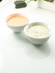 Salsas frescas de acompañamiento para platos. Fresh accompanying sauces for dishes.