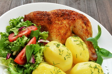dko z kurczaka pieczone, ziemniaki i surówka © robert6666