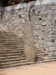 Menir prehistórico, utilizado como objeto decorativo en la Costa brava y se ha utilizado para poner una lámpara. © Jorge