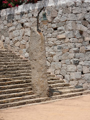 Menir prehistórico, utilizado como objeto decorativo en la Costa brava y se ha utilizado para poner una lámpara. © Jorge