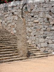 Menir prehistórico, utilizado como objeto decorativo en la Costa brava y se ha utilizado para poner una lámpara. © Jorge