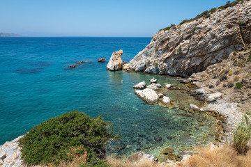 Fototapeta na wymiar Bucht auf Naxos mit kristallklarem Wasser