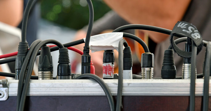 stecker an einer musikanlage