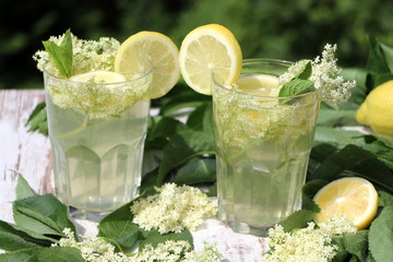 erfrischender Holunderblüten-Saft, selbstgemachte Holunderblüten-Getränke