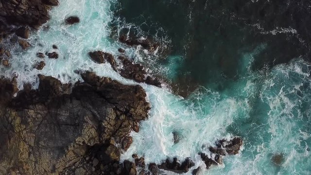 Wellen schlagen gegen die felsige K&uuml;ste Luftaufnahme 