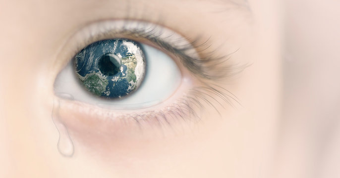 zukunft erde Konzept, augen von Kind mit tr&auml;nen weit um die zukunft von der Menscheit