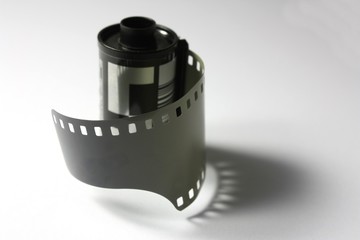 Nahaufnahme eines analogen Kleinbildfilmes  24 x 36 mm in schwarzweiß  