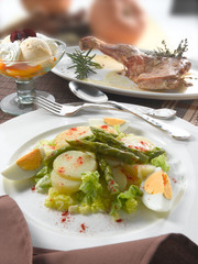  Ensalada de espárragos patata y huevo. Asparagus potato and egg salad.