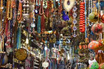 Collares y joyas coloridos en un mercado callejero