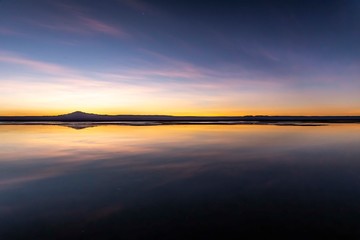 Obraz premium Tramonto sulla laguna Chaxa tra fenicotteri rosa e vulcani, San Pedro De Atacama, Cile