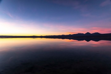 Tramonto sulla laguna Chaxa tra fenicotteri rosa e vulcani, San Pedro De Atacama, Cile