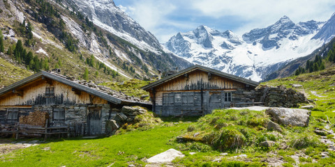 Panorama von Almhütten mit Gletscher im Hintergrund in den Alpen