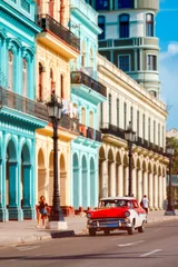 Foto op Plexiglas Klassieke auto en kleurrijke gebouwen in Oud Havana © kmiragaya