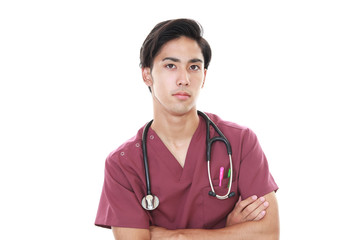 腕組をする医師