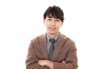 腕組をする笑顔のビジネスマン