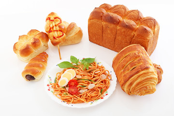 おいしそうなスパゲティとパン