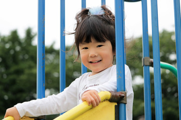 Fototapeta premium 滑り台で遊ぶ女の子