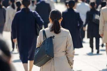 就活する大学生の風景　女性メイン