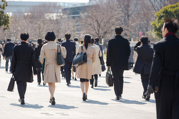 就活する大学生の風景　女性メイン