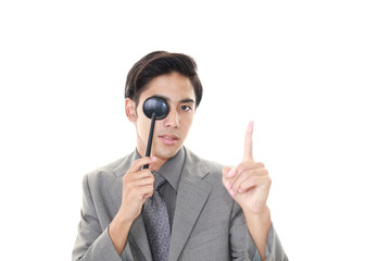 視力検査を受ける男性