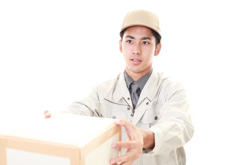 荷物を運ぶ笑顔の宅配人