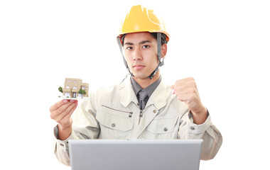 住宅模型を持つ労働者