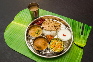 典型的なインドカレー　Curry and Chapati typical Indian food