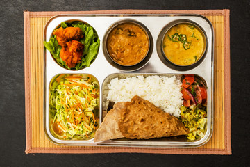 典型的なインドカレー　Curry and Chapati typical Indian food