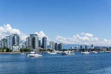 Fototapeta na wymiar VANCOUVER Canada vista del mar, la ciudad y veleros