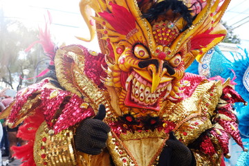 2018.02.17 het carnaval in de Dominicaanse Republiek, La Vega-stad. Carnaval-dansers die traditionele maskers en jurken op straat dragen tijdens de carnavalsoptocht